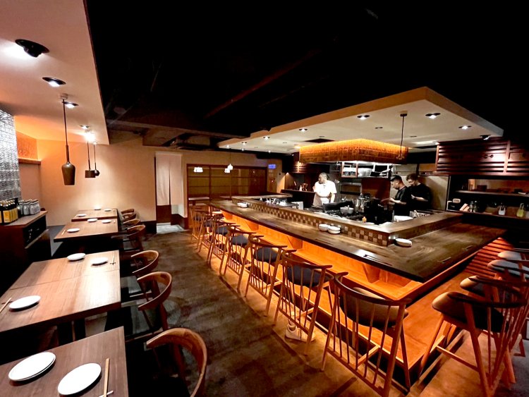 オープンキッチンを囲むカウンター14席、テーブル23席、8名まで利用できる個室もあり。