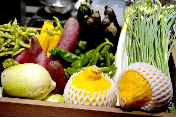 野菜の仕入れは2024年で69周年を迎えた秋田県秋田市の青果店『保坂青果』から。