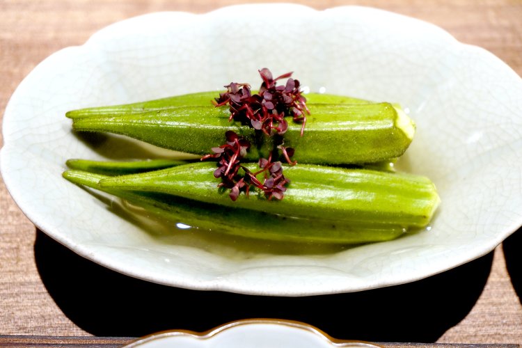 湯沢オクラ 塩茹 700円。ゆで加減が素晴らしく、独特のモチモチ感がたまらない。