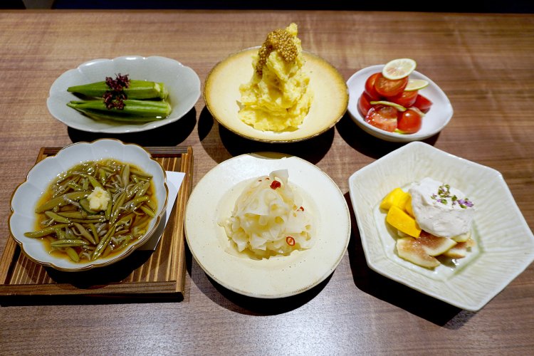 おばんざいは単品以外に3種おまかせ盛り合わせ1580円～でも提供している。