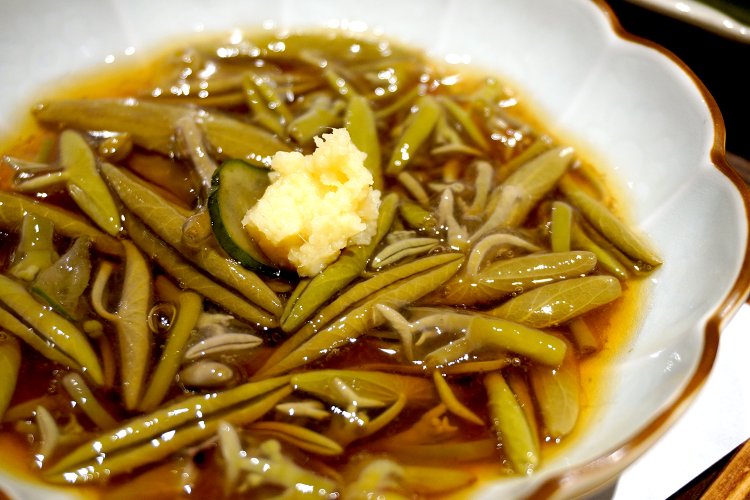 じゅんさい 生姜醤油880円。じゅんさいは水草の一種で、若芽はゼリー状の粘膜に包まれている。