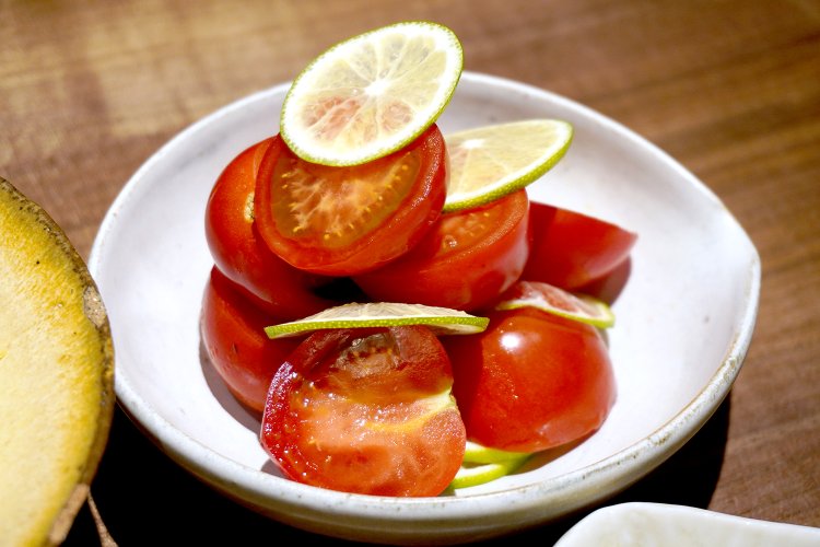 肥与太郎トマト 冷やし730円。スダチがあしらわれ、彩り豊かで目にもおいしい。