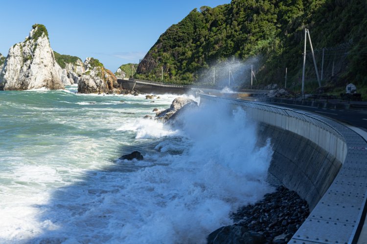 台風接近中は晴れているのに高波が押し寄せることも（画像＝写真AC）。