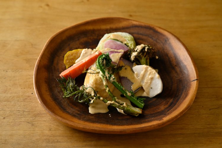 いろいろ野菜の入ったさとうのサラダ（ハーフ）715円。