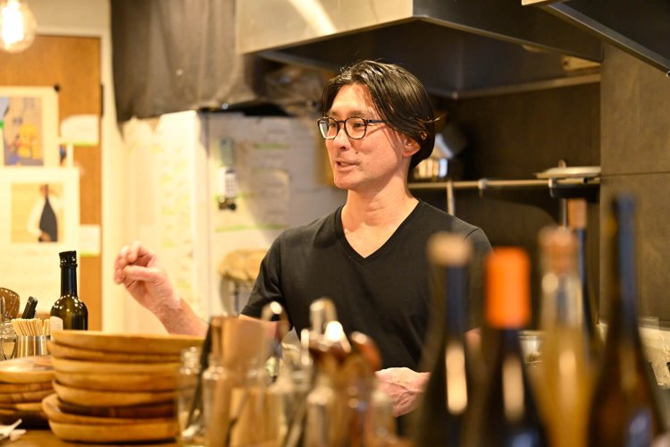 店主の佐藤さん。「泡と白が好きです。自分がおいしいと思ったワインばかりです」。