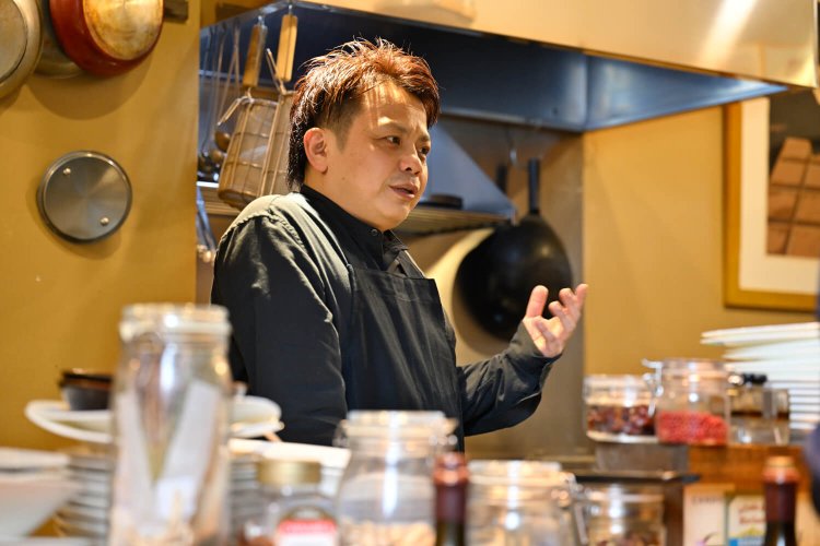 店主の木内さん「試飲会に足を運び、上質なワイン探しに努めています」。