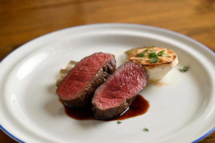 蝦夷鹿のロースト 赤ワインソース2700円。