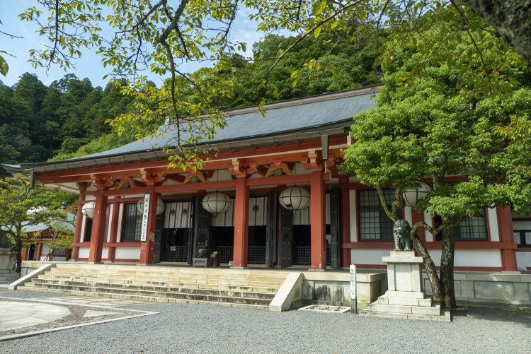 60年に1度、丙寅（ひのえとら）の年に開扉される本殿金堂。