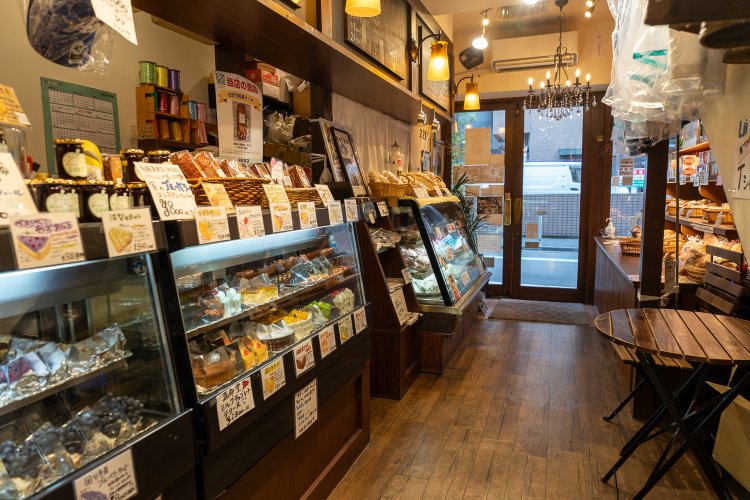 店内には焼き菓子やチョコレートなどがずらっと並べられている。