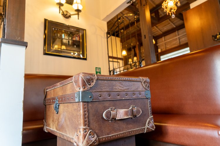 ブース状のソファ席は店主延命さんのお気に入り。