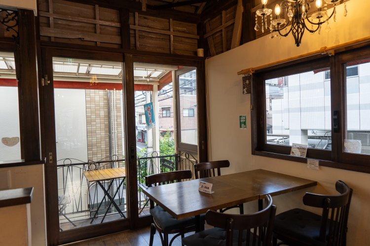 2階にはテラス席も。