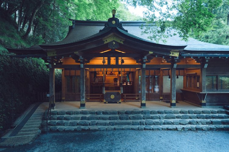 本殿前の石垣からは御神水が湧き出しており、この水に浸す水占いが知られる。