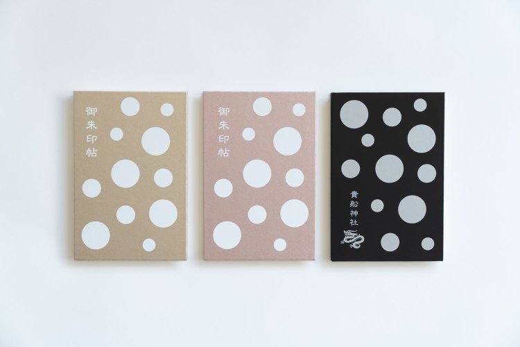 水にちなんだ水玉模様がかわいい御朱印帳各2000円にも注目を。