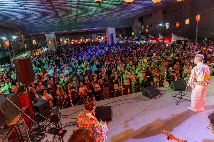 ステージ前では音頭取りの歌に聴き入る人たちも。