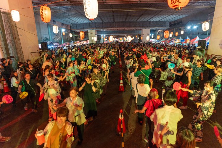 複数の踊りが同時進行して、まさにカオス！