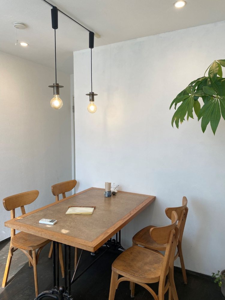 2階の喫茶室はまるでダイニングルームのようなしつらえ。