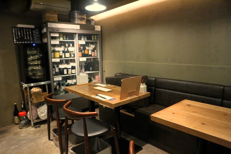店内奥にはテーブル席があり、その横にはワインセラーも。
