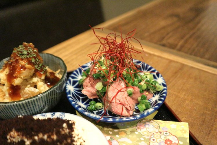 葱だく！とろレバーは、名前の通りとろける食感がたまらない。写真は盛り合わせのためハーフサイズ（単品は680円）。
