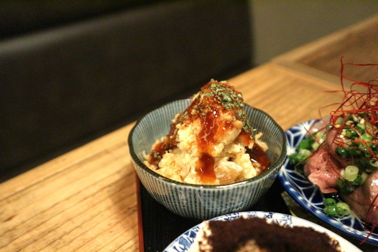 コロッケっぽいポテサラはポテサラ好き、コロッケ好きどちらにもうれしい。写真は盛り合わせのためハーフサイズ（単品は680円）。