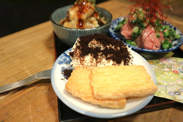 ティラミスのような見た目のティラみそ。写真は盛り合わせのためハーフサイズ（単品は580円）。