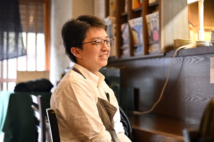 店主の菊池さん。「ゆるゆる飲める燗酒もリッチな気分になれるワインも両方幸せです」。