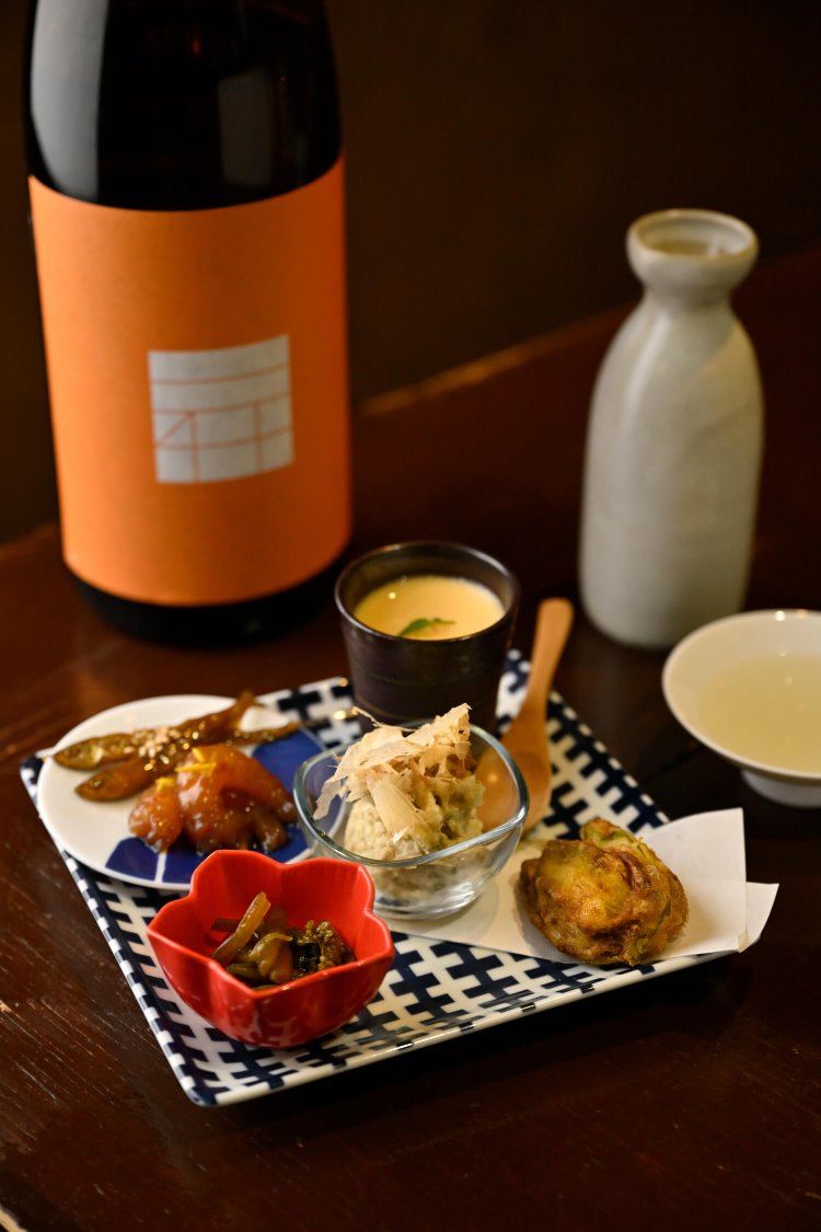 岡山の「大正の鶴RISING」。コース2900円～に入る酒肴盛り。この日は青海苔と子持ち昆布入りポテサラ、煮穴子と空豆の茶碗蒸しなど。