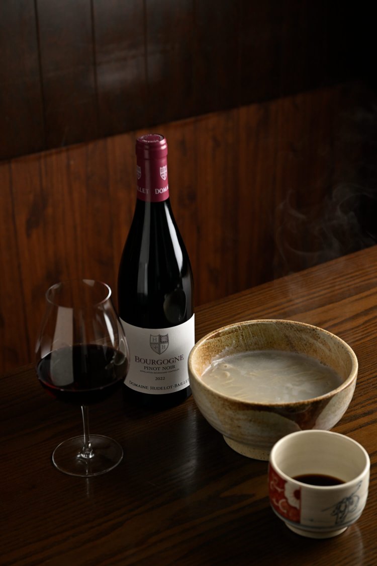 ブルゴーニュ産「ドメーヌ ユドロ バイエ 2022」1500円。そば湯ごと盛るかまあげ980円とは「梅干しっぽいニュアンスがつゆの風味と相乗します」。