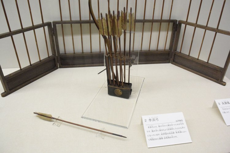 籠の中にいながら使うことを想定して作られた李満弓（りまんきゅう）は他の場所では中々みることができぬ珍（めずら）かなるものじゃ！！