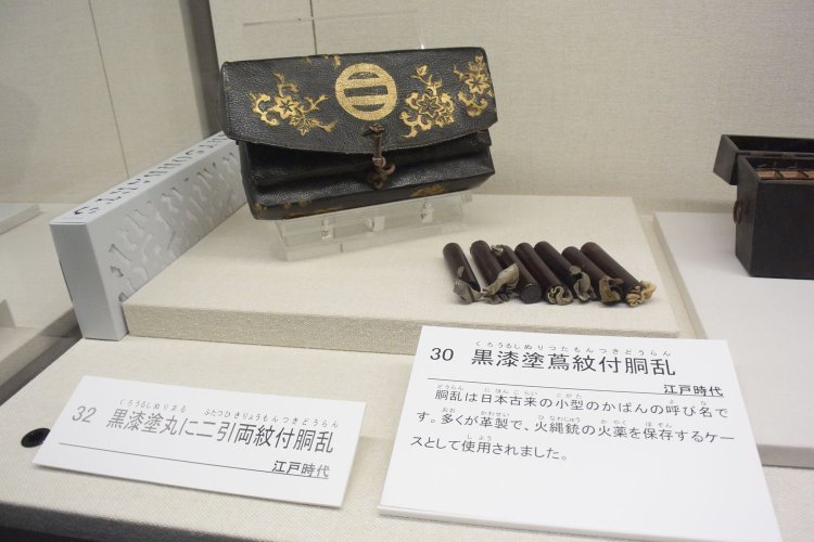 現世でも鞄として人気が出そうな装飾の鉄砲の玉薬の入れ物。