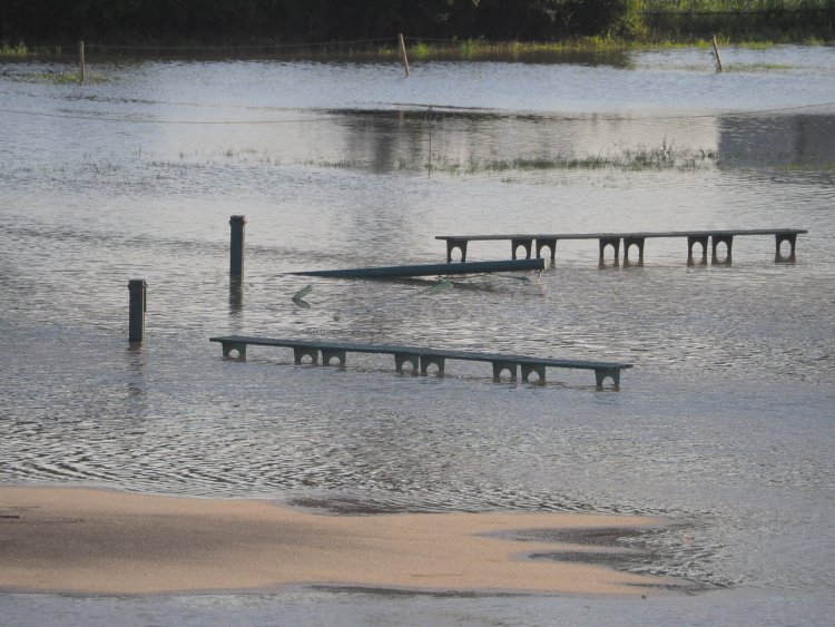 ゲリラ豪雨によって道路が川のようになるおそれも（画像＝写真AC）。