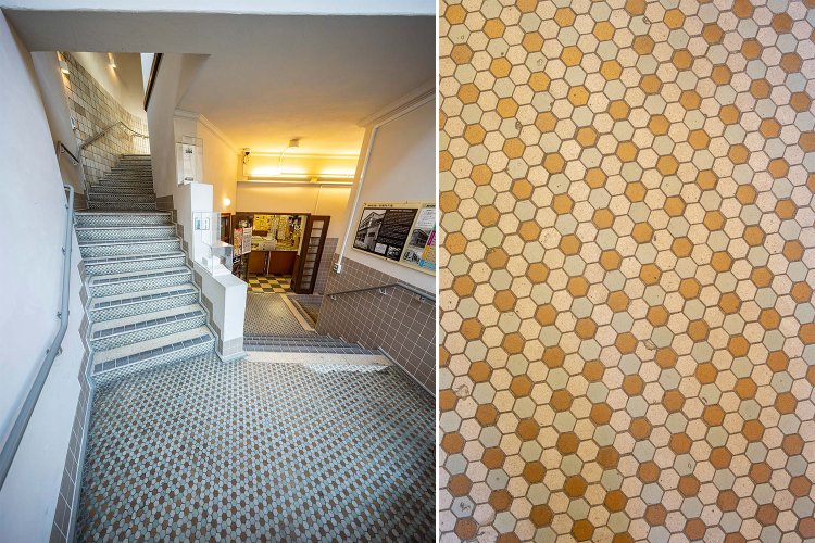 会場の多目的ホールは六角形のモザイクタイルの階段を上がった2階（撮影＝オカダタカオ）。