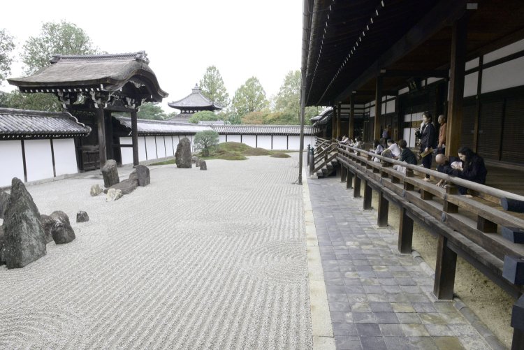 方丈の東西南北4カ所に趣の異なる庭園がある。