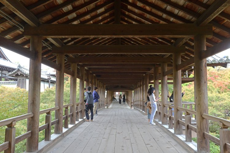 美しい峡谷に架かる通天橋。