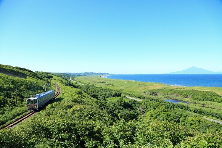 抜海（ばっかい）〜南稚内間は、紺碧（こんぺき）の日本海に浮かぶ秀峰・利尻山を一望できる、宗谷本線のクライマックス　　　写真＝マシマ・レイルウェイ・ピクチャーズ
