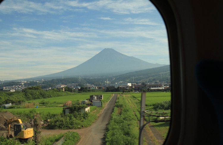 三島～新富士間は、車窓から富士山が見える（撮影＝鈴木健太）。