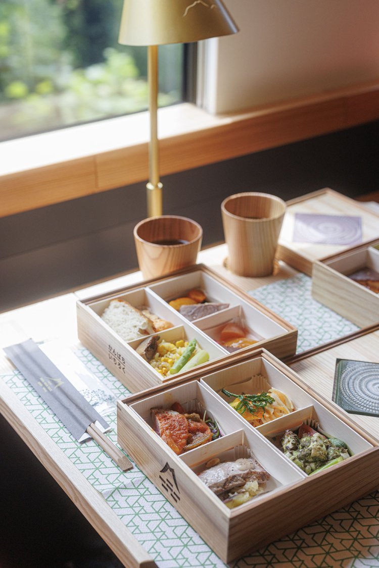 特急「いちろく」号（火曜日）で味わえる、地産地消の食事（撮影＝福島啓和）。