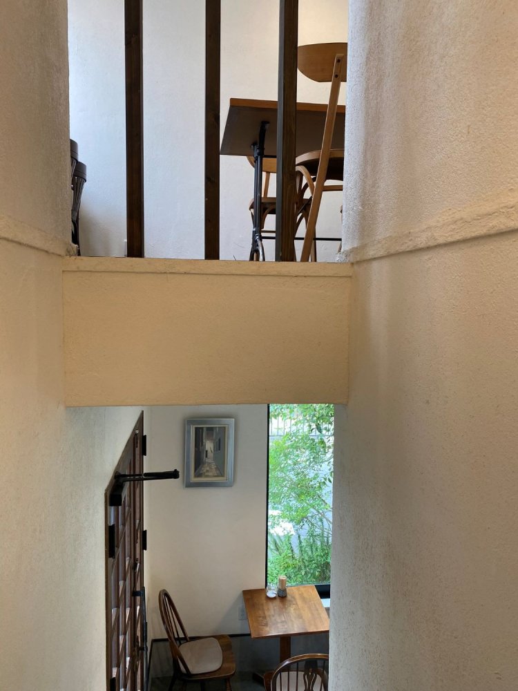 2階と1階つなぐ吹き抜けの階段からの眺め。