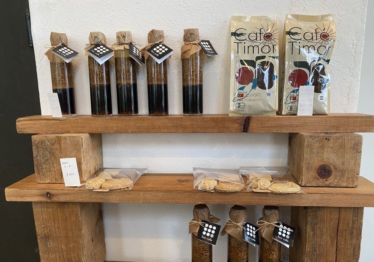 好評の自家製ドレッシングやフェアトレードで仕入れる有機栽培のコーヒー豆も販売している。