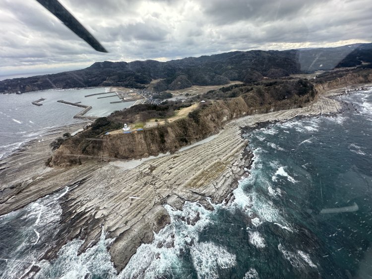 能登半島の北端、禄剛崎（ろっこうざき）。地震で海岸が隆起し、崖が崩れている。
