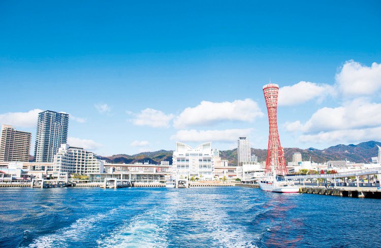 海から見た神戸港。メリケンパークやビル群など、市街地の後ろはすぐに山。海と山、両方が楽しめる（写真＝KOBE TOURISM BUREAU）。