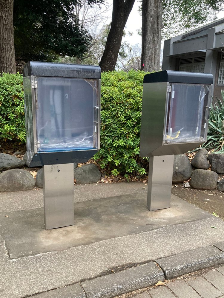 キャビネットの柱がコンクリートに埋め込まれているため、キャビネットごとの撤去は大がかりな作業になるだろう（上野公園）。