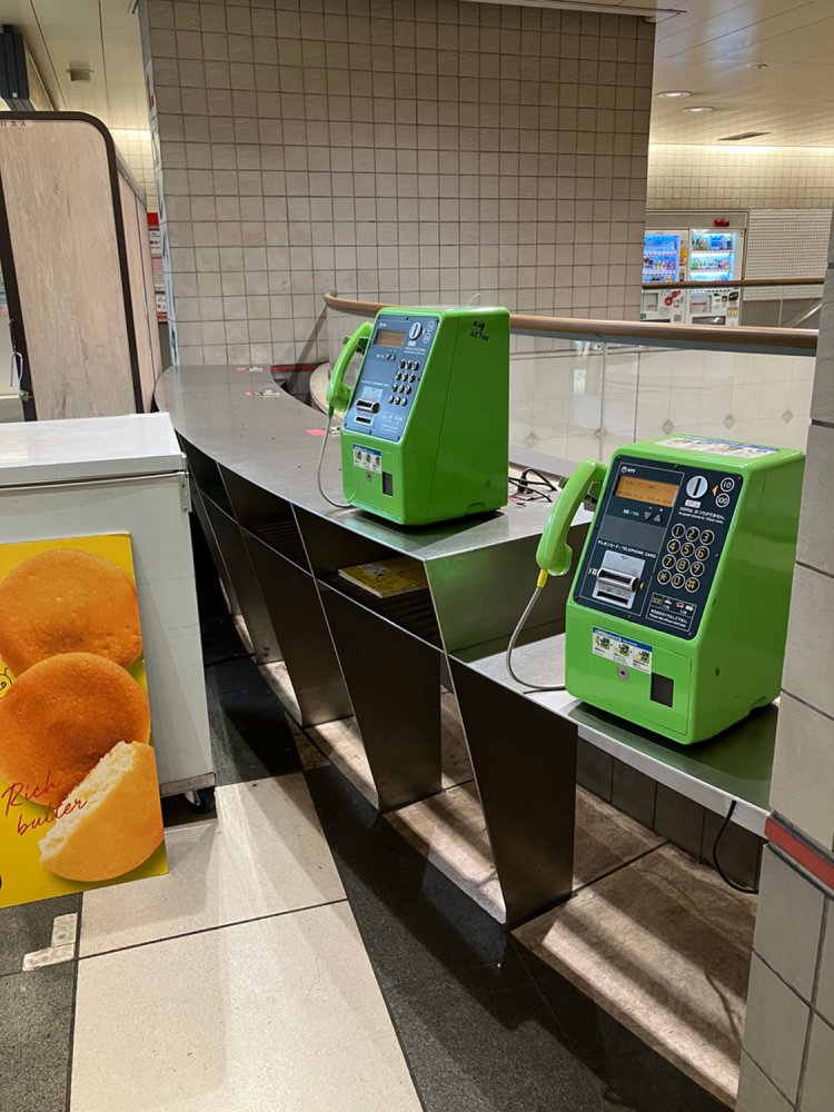 電話が5台あっただろうと推測されるが、現在は2台しかない。空いた棚の前は期間限定の店舗でふさがれている（東急線目黒駅）。