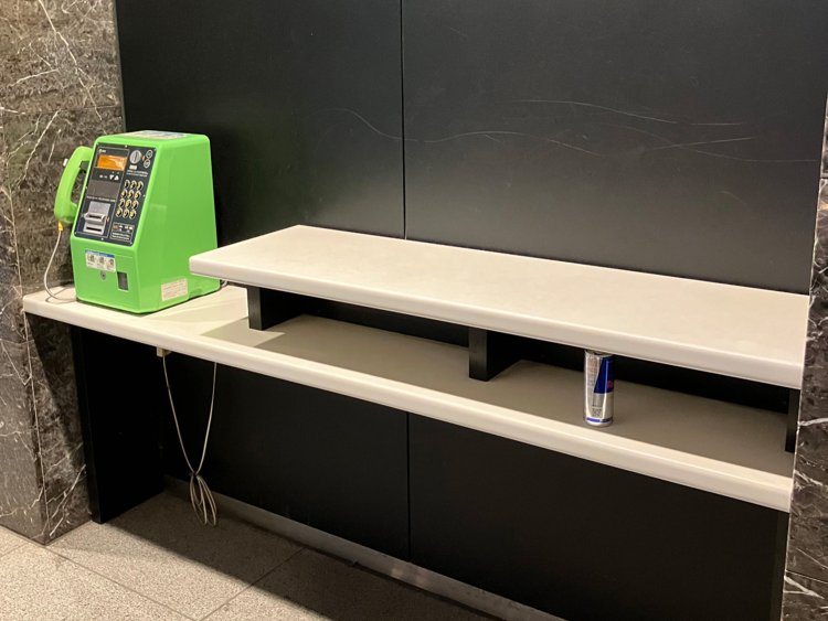 これだけ広いスペースなので、おそらく右側にも電話が設置されていたと思われる（押上）。