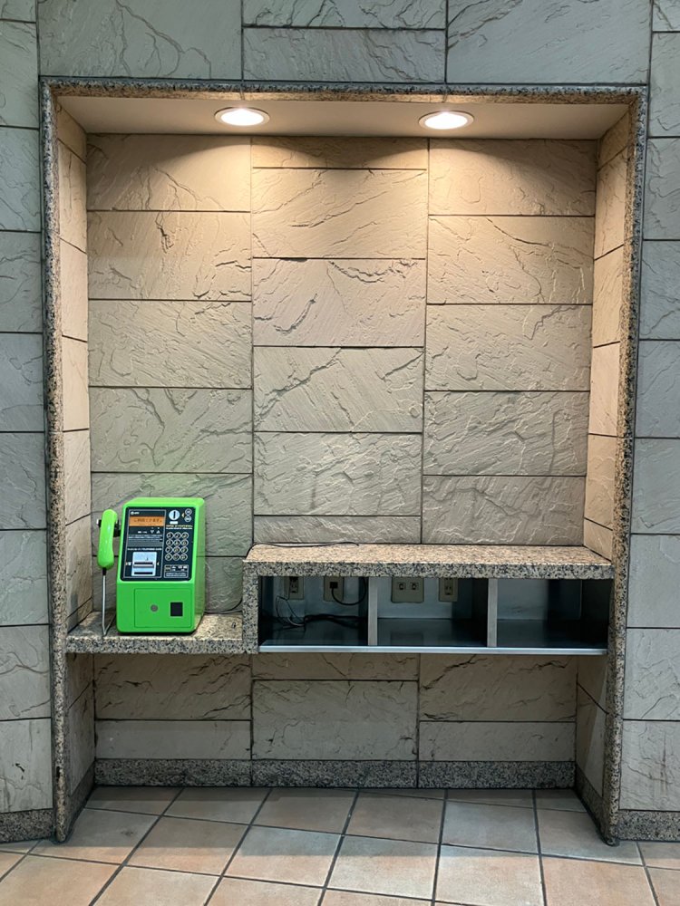 「公衆電話の跡地」であると明らかにわかるのは、電話線を挿し込むモジュールジャックの存在である（三軒茶屋）。