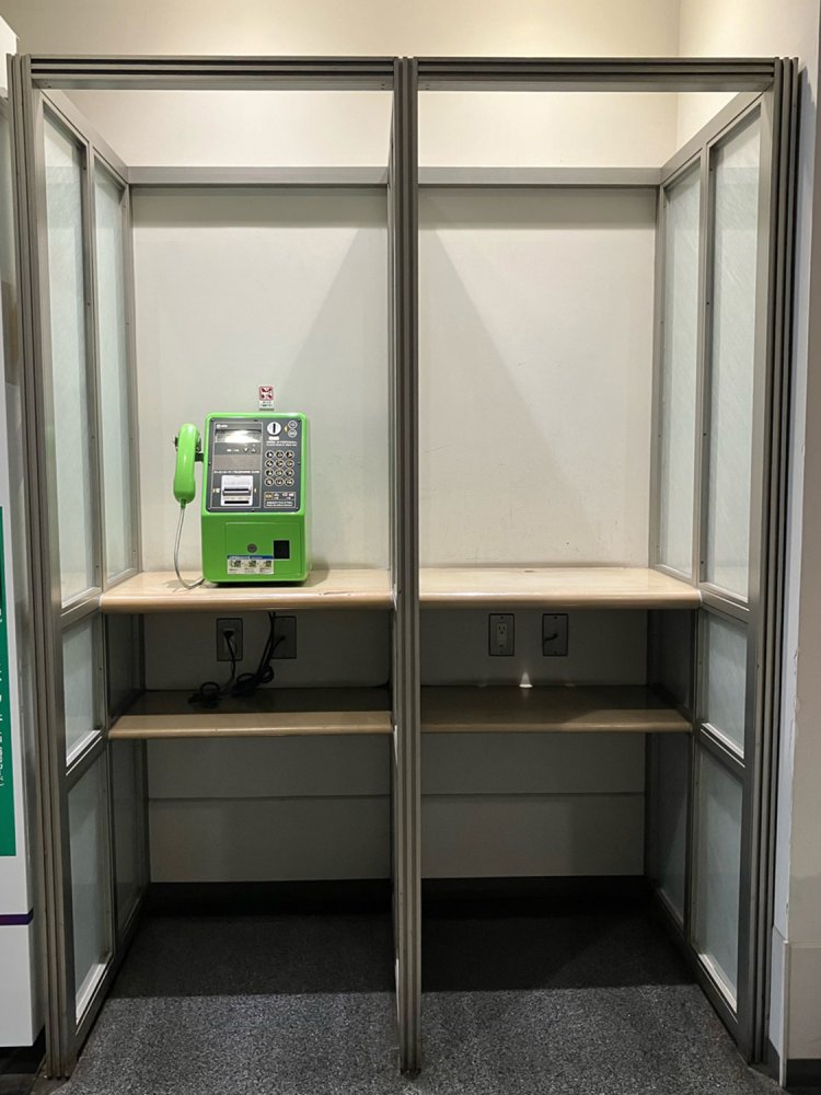 右側に電話が設置されていたことが明白。「災害の際に必要なので、撤去を防ぐために公衆電話をもっと利用しましょう」という趣旨の張り紙があった（霞ケ関・弁護士会館）。