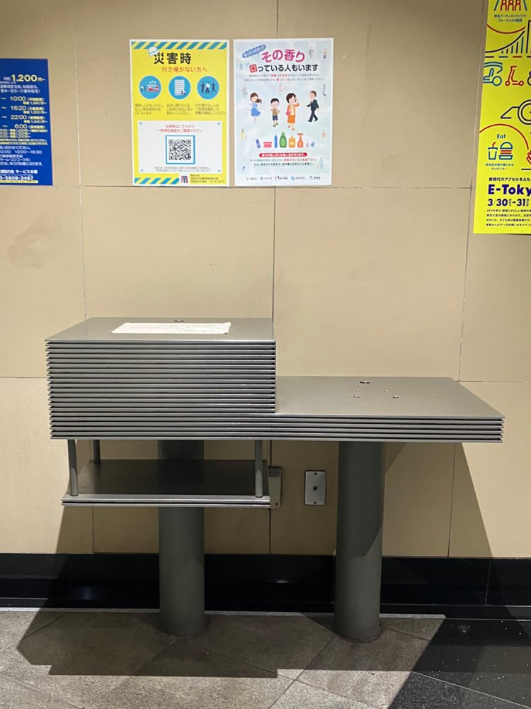 しゃれたデザインの台なだけに、台ごと撤去するのも難しそうなのはわかる（都営大江戸線・六本木駅）。