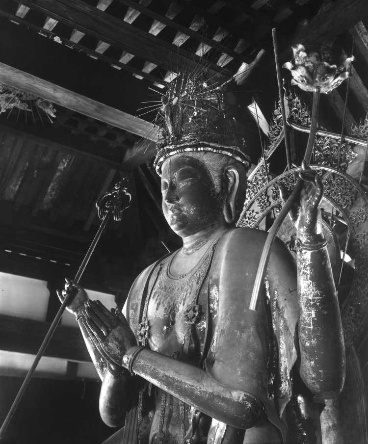 小川晴暘『東大寺法華堂 不空羂索観音菩薩像 左斜側面』 飛鳥園蔵 (C)Askaen.inc。