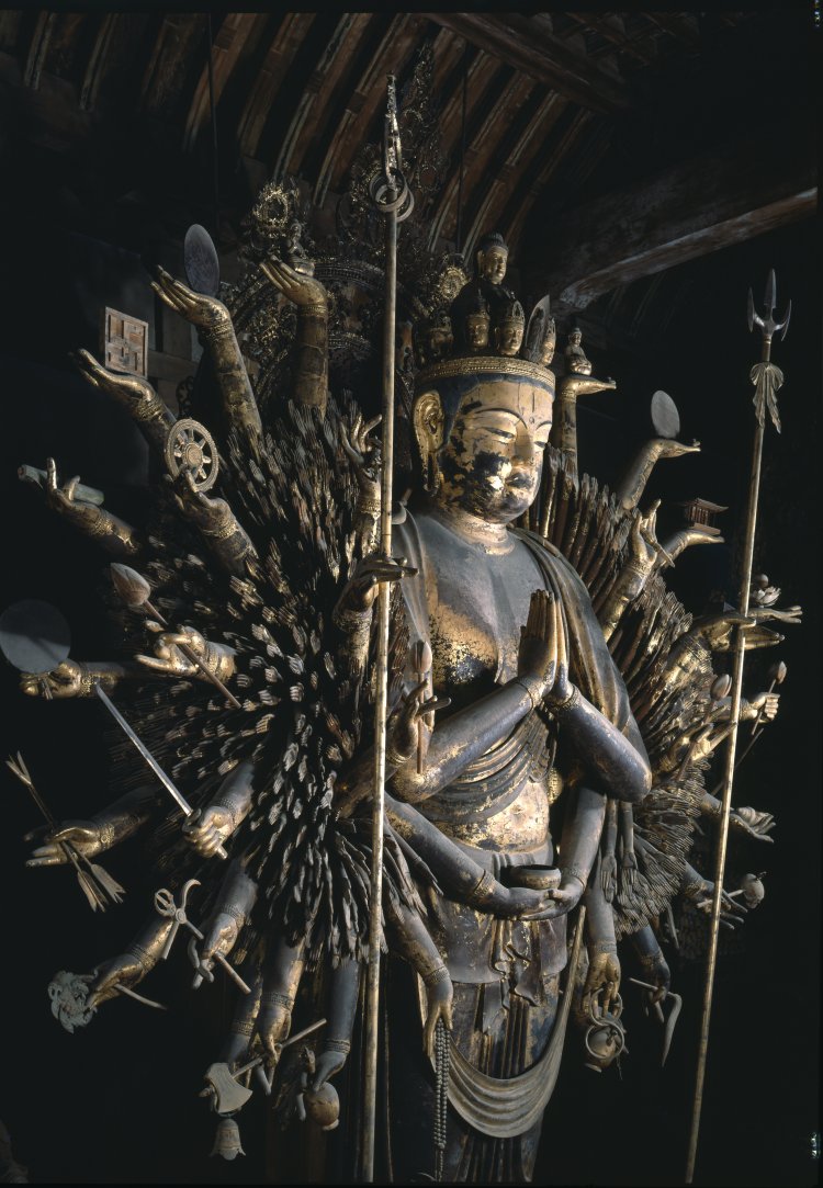 小川光三『唐招提寺金堂 千手観音菩薩像 右斜側面』飛鳥園蔵(C)Askaen.inc。