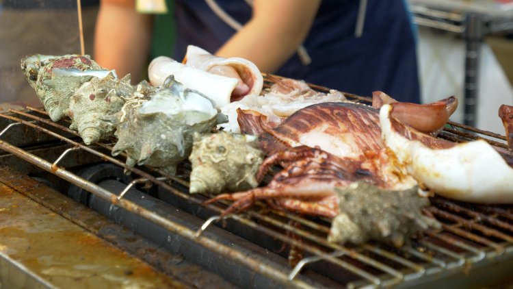海の幸などフードも各種とりそろえ、香りで食欲をそそる。写真は2023年の様子。