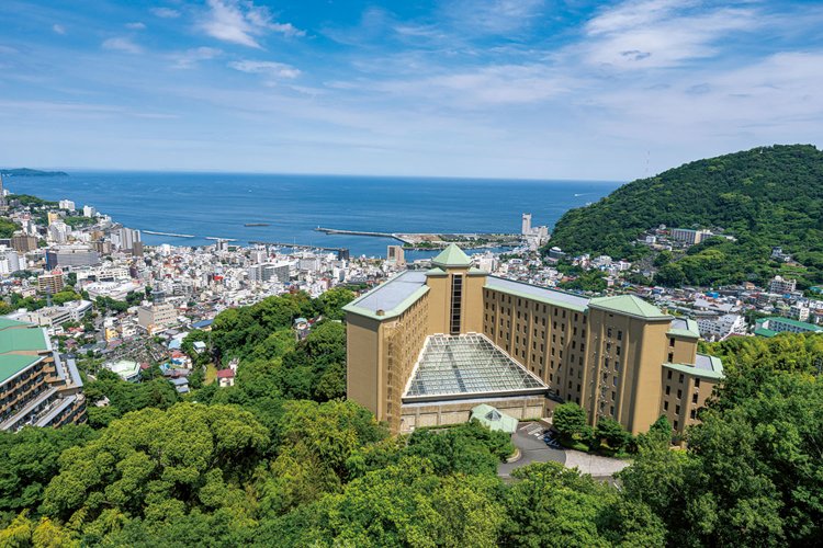 露天風呂の格子戸を開けると相模灘と熱海市街を一望（写真提供＝亀の井ホテル）。